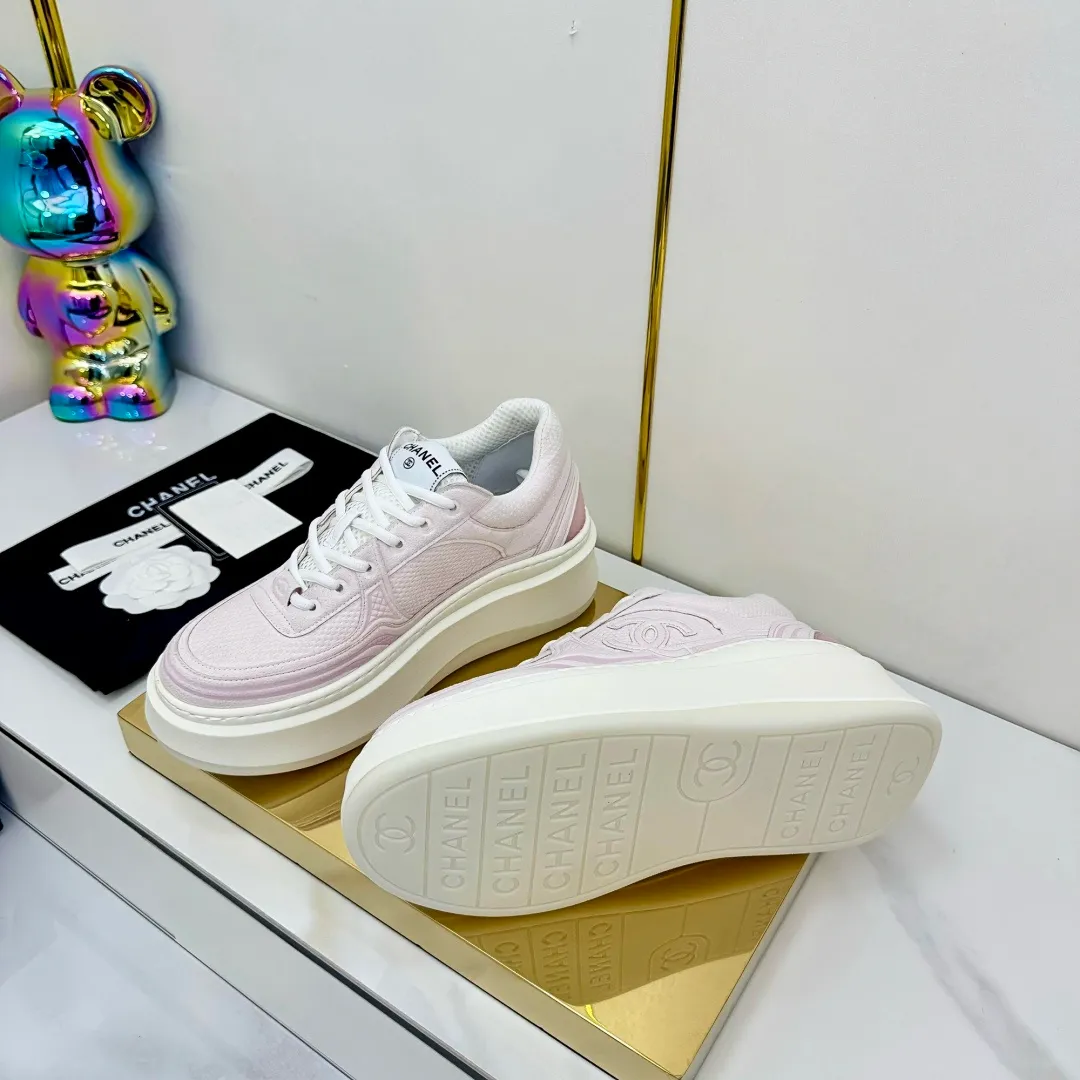 👟👟Ex-factory price 680👟👟 Upgraded version, upgraded version, upgraded version! No rebuttal accepted! ! ! ! Chanel Chanel panda shoes! 2025 counter's top casual sports shoes. This classic design; the upper is electro-embroidered with a variety of techniques; the outsole is fashionable and sporty; the unusual inclusion of a variety of color matching elements... The diversified mix and match is very good-looking and versatile, and can be used for leisure, fashion, sports, and outdoor... ꫛꫀꪝ Go➫ Materials: ❶Upper made of: original imported first-layer silk cowhide + original waterproof cloth + original first-layer cowhide ❷Inner lining: Original Yangli+Net ❸Outsole based on: Original TPU combination outsole Counter boutique packaging complete set for women 35–41 👉 👉 👉 👉 👉 👉 👉